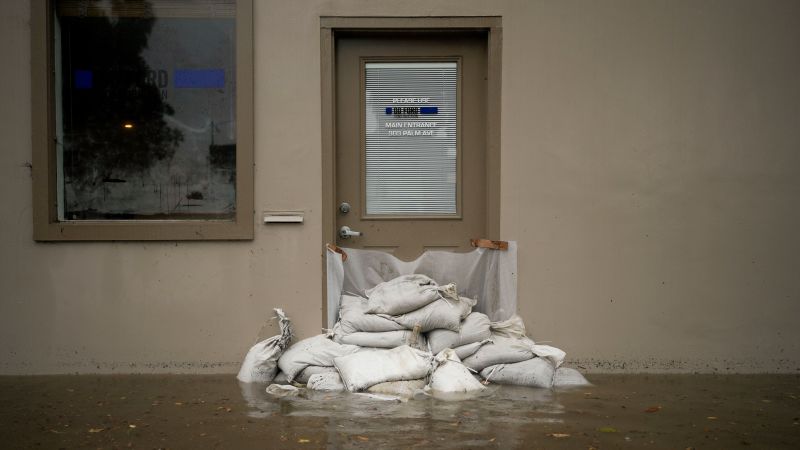 Още дъжд ще удари Южна Калифорния в петък, тъй като заплахата от наводнения продължава в някои райони