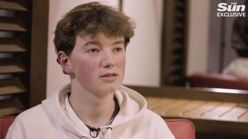 Alex Batty, de Britse jongen die zes jaar lang in Frankrijk verdween, zegt dat zijn terugkeer naar huis ‘surrealistisch’ voelt. Alex Batty, de Britse jongen die zes jaar lang in Frankrijk verdween, zegt dat zijn terugkeer naar huis ‘surrealistisch’ voelt.