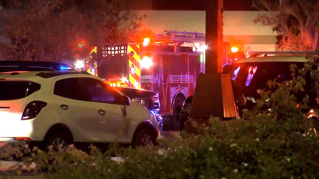 Equipes de emergência no local de um tiroteio no Paddock Mall em Ocala, Flórida, no sábado, 23 de dezembro.