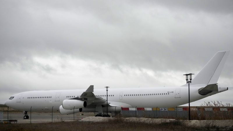 Френските власти приземиха пътнически самолет превозващ 303 индийски граждани включително