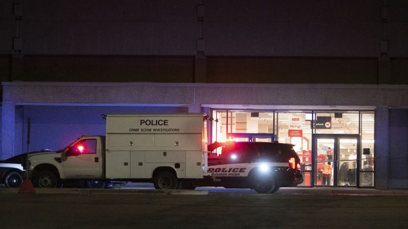 1 човек загина и 3-ма бяха ранени при стрелба в мол на Бъдни вечер в Колорадо, съобщи полицията