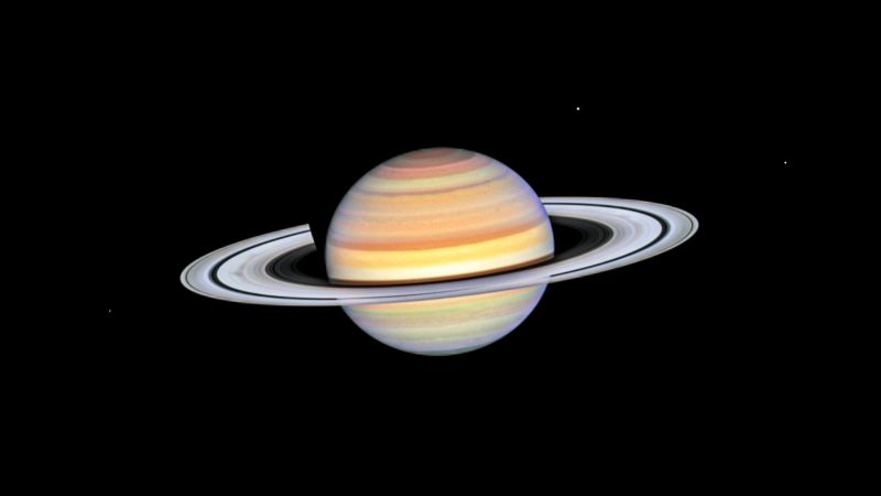 Hubble beobachtet die geheimnisvollen „Scheiben“ des Saturn, die entlang seiner Ringe gleiten