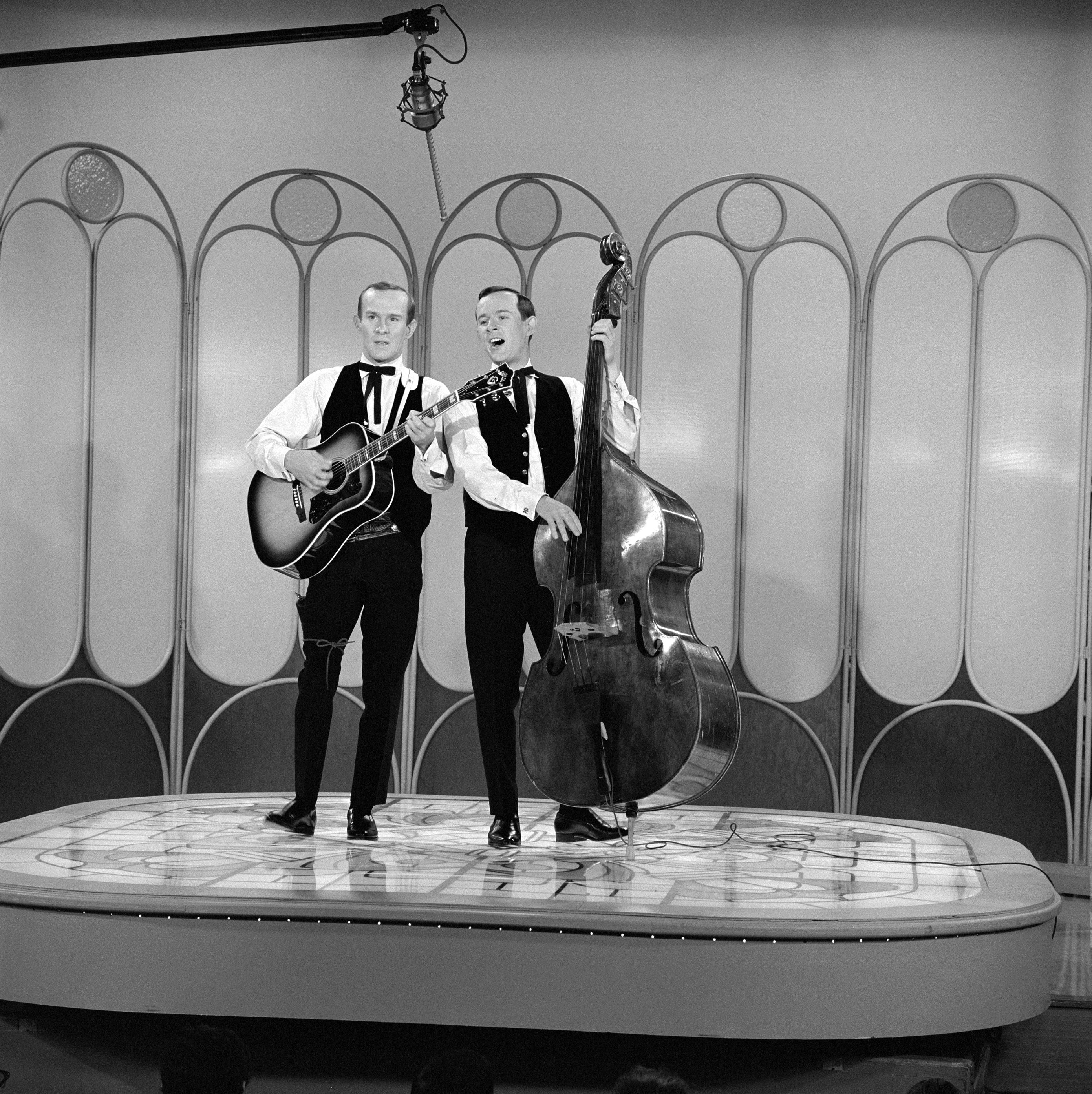 Tom Smothers, one half of famed comedy duo, dies at 86 | CNN