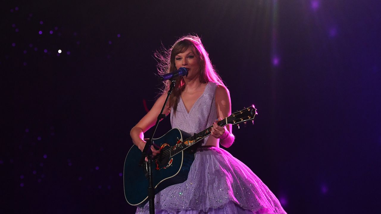 BUENOS AIRES, ARGENTINA - NOVEMBER 09: Taylor Swift performs onstage during " Taylor Swift | The Eras Tour" at Estadio Más Monumental Antonio Vespucio Liberti on November 09, 2023 in Buenos Aires, Distrito Federal.