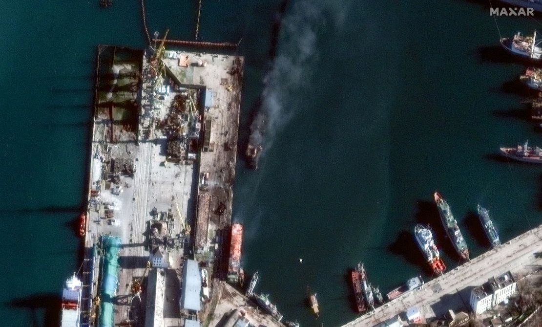 Barco de la Armada rusa visto en llamas tras ataque ucraniano en Crimea