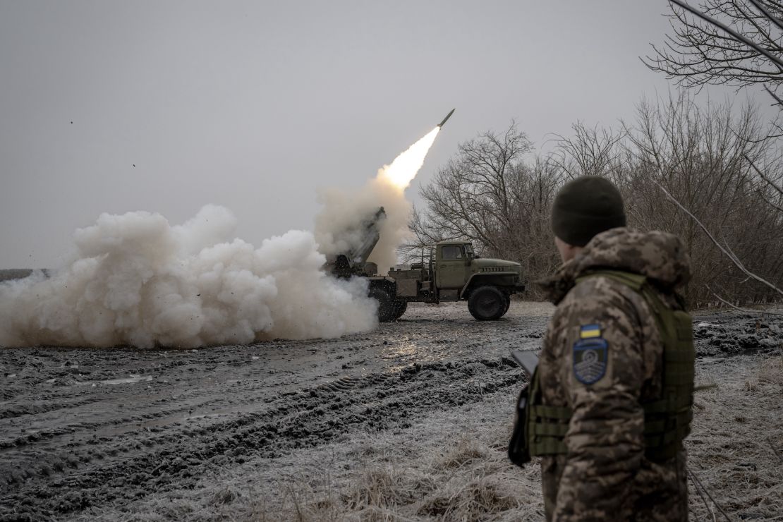 أفديفكا، أوكرانيا - 16 ديسمبر: جنود بطارية المدفعية التابعة للفوج 59 الآلي التابع للجيش الأوكراني يطلقون نيران المدفعية على المواقع الروسية في اتجاه أفديفكا، وتستمر الاشتباكات العنيفة بسبب كثافة الهجمات الروسية، وتستمر عمليات إطلاق النار المكثفة.  ويدافع الجيش الأوكراني عن خط المواجهة من خلال مواصلة عملياته الجوية والبرية، وإطلاق النار بالطائرات والدبابات والمروحيات والمدفعية أثناء محاولته صد هجمات القوات الروسية.  (تصوير أوزجي إليف كيزيل / الأناضول عبر غيتي إيماجز)