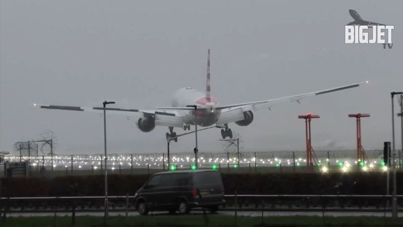 Самолет подскача по пистата на Хийтроу по време на бурята Герит