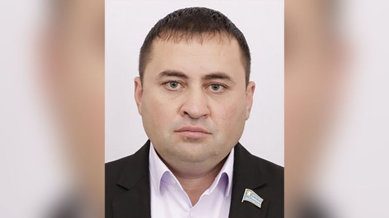 Пропутински регионален политик намерен мъртъв пред къщата си
