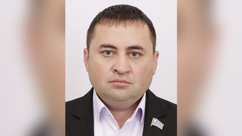 ウラジミール・エゴロフ: チンプーチン地域政治家の家の外に隠れたまま発見