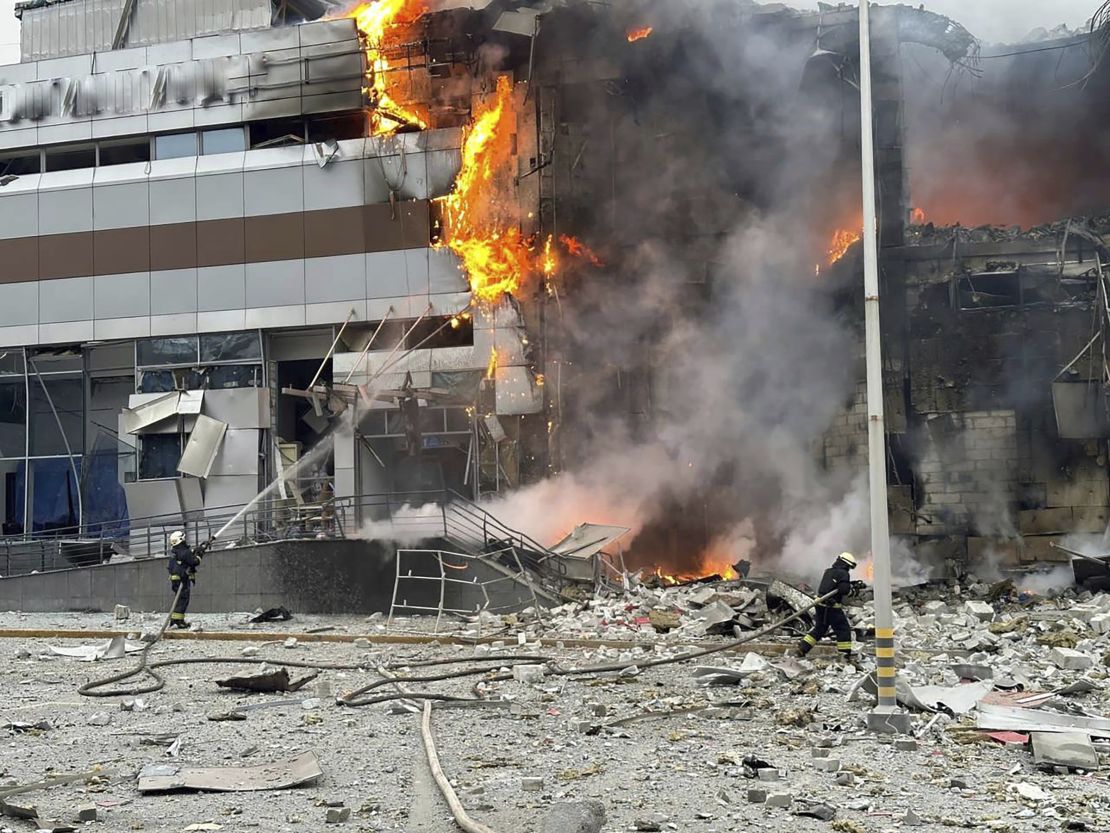 En esta fotografía proporcionada por el Servicio de Emergencia de Ucrania, los bomberos trabajan en el lugar de un edificio dañado después de un ataque ruso en Kiev, Ucrania, el viernes 29 de diciembre de 2023. (Servicio de Emergencia de Ucrania vía AP)