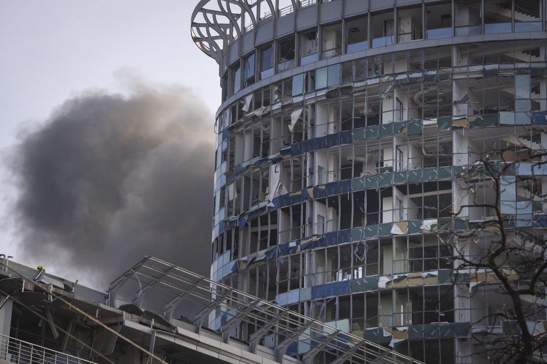 El humo se eleva detrás de un edificio dañado en el ataque con misiles de Rusia en Kiev, Ucrania, el viernes 29 de diciembre de 2023. Rusia lanzó alrededor de 110 misiles y drones contra objetivos ucranianos durante la noche, dijo el viernes el presidente de Ucrania, Volodymyr Zelenskyy, en lo que pareció ser uno de los bombardeos aéreos más grandes de la guerra de 22 meses. (Foto AP/Efrem Lukatsky)