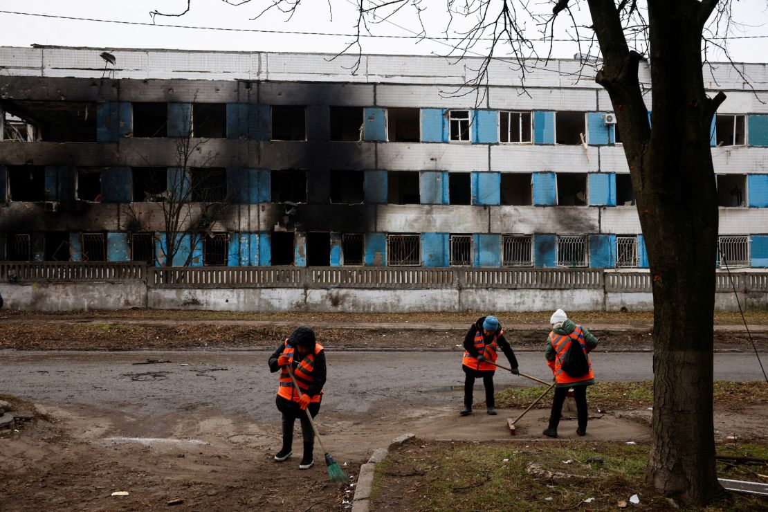 Los trabajadores municipales limpian la carretera cerca de un hospital de maternidad que fue destruido por un ataque con misiles rusos durante su invasión de Ucrania, en Dnipro, el 29 de diciembre de 2023. REUTERS/Thomas Peter