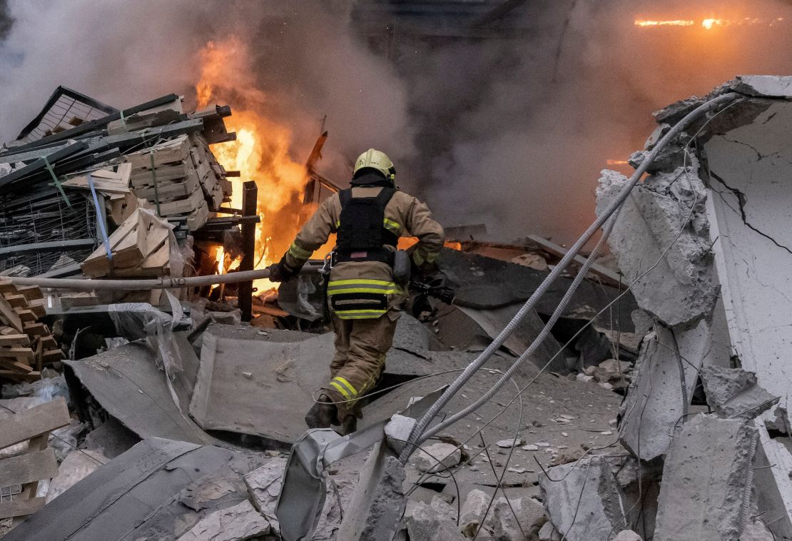 Un bombero trabaja en el lugar de un ataque con misiles rusos, en medio del ataque de Rusia contra Ucrania, en Kharkiv, Ucrania, el 29 de diciembre de 2023. REUTERS/Yevhen Titov