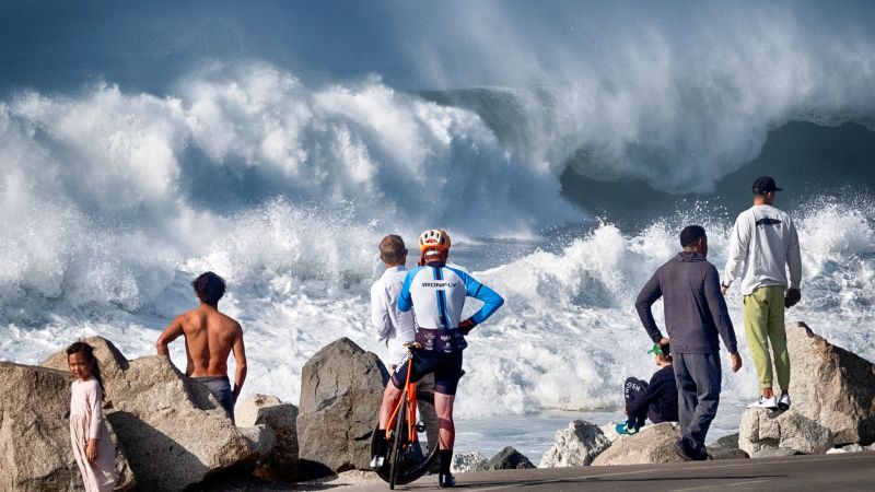 Massive Wellen und lebensbedrohliche Strandbedingungen haben die kalifornische Küste den dritten Tag in Folge heimgesucht