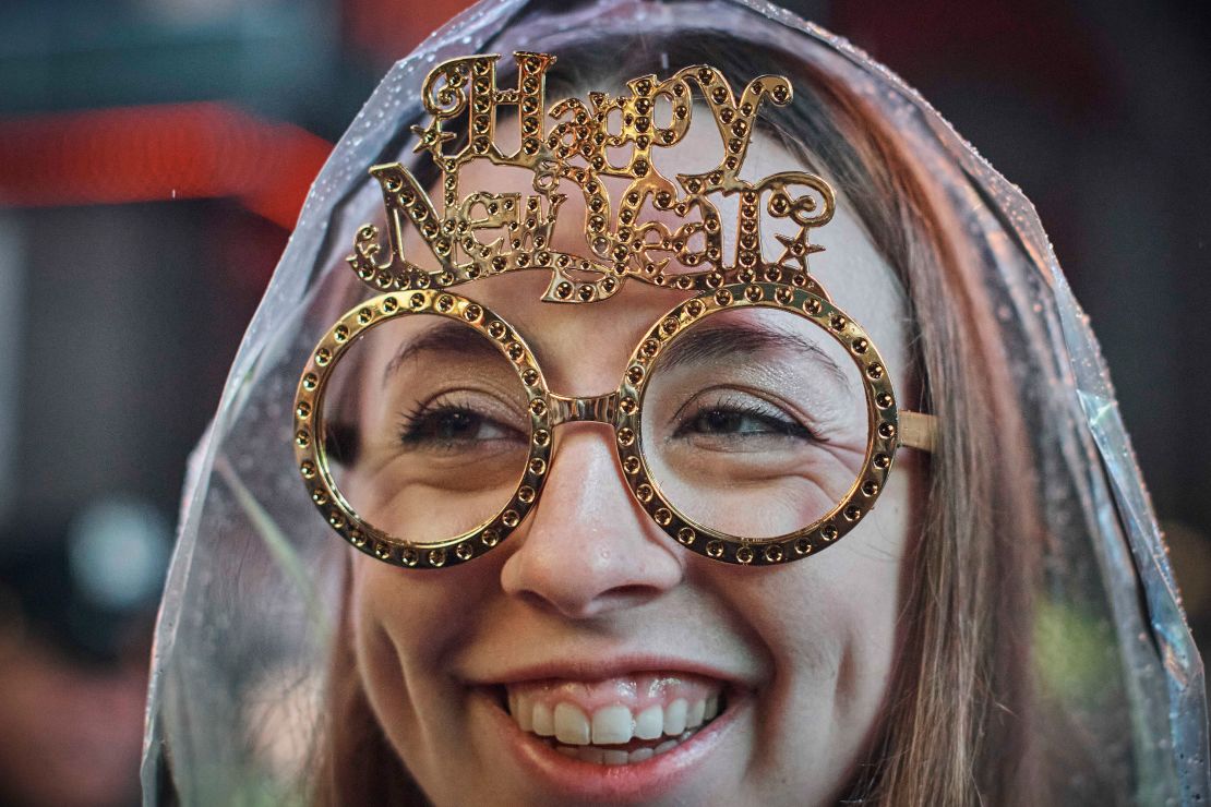 Un juerguista con gafas de Año Nuevo sonríe bajo la lluvia durante las celebraciones de Nochevieja en Times Square el sábado 31 de diciembre de 2022 en Nueva York. (Foto AP/Andrés Kudacki)