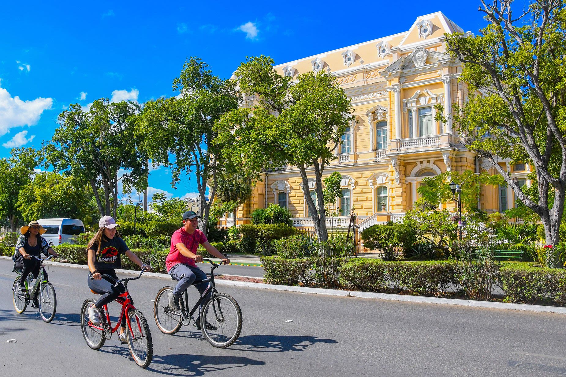 2HCAHN6 People biking on the Bicycle Route on Paseo de Montejo (closed to traffic) on Sunday , Merida Mexicomegapress images/Alamy Stock Photo