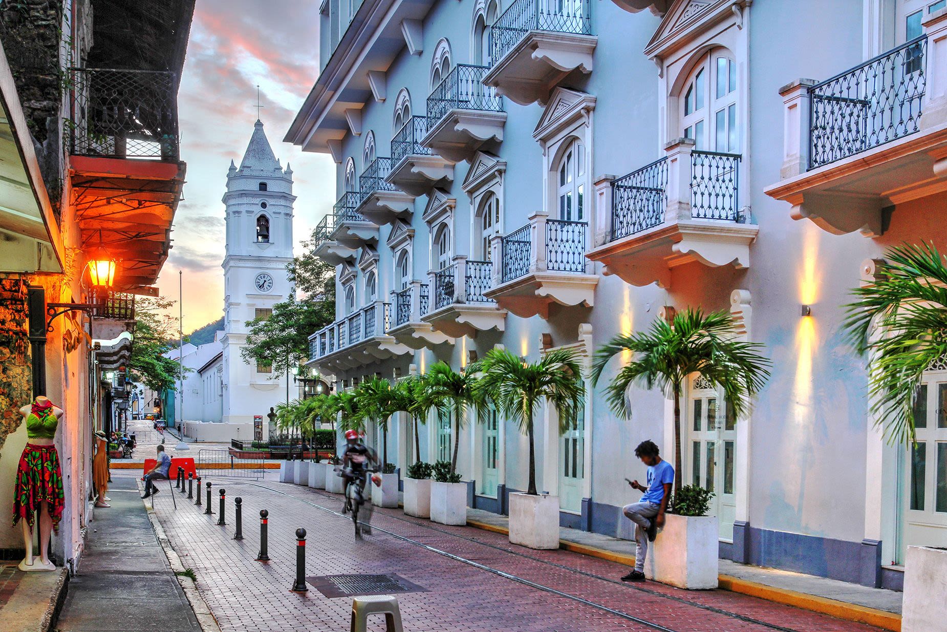 2GE7BHD Beautiful sunset on Avenida Central in Casco Viejo (Old Quarter) of Panama City. The bluish building on the right is the Hotel Central and towering ov

Bogdan Lazar/Alamy Stock Photo