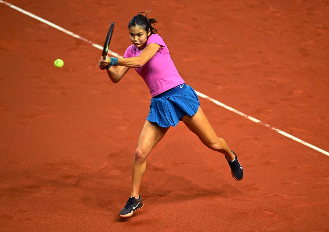 Tenis - WTA 500 - Stuttgart Open - Porsche Arena, Stuttgart, Alemania - 18 de abril de 2023 Emma Raducanu de Gran Bretaña en acción durante su ronda de 32 contra Jelena Ostapenko de Letonia