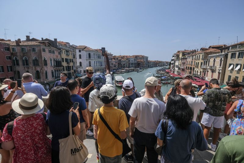 Venice to ban loudspeakers stopping on bridges and tour groups