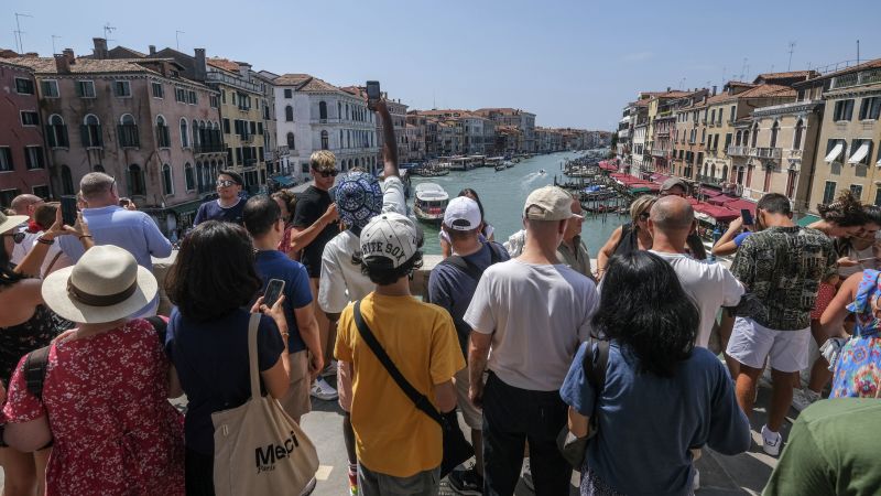 Венеция обяви, че ще ограничи туристическите пешеходни групи до 25