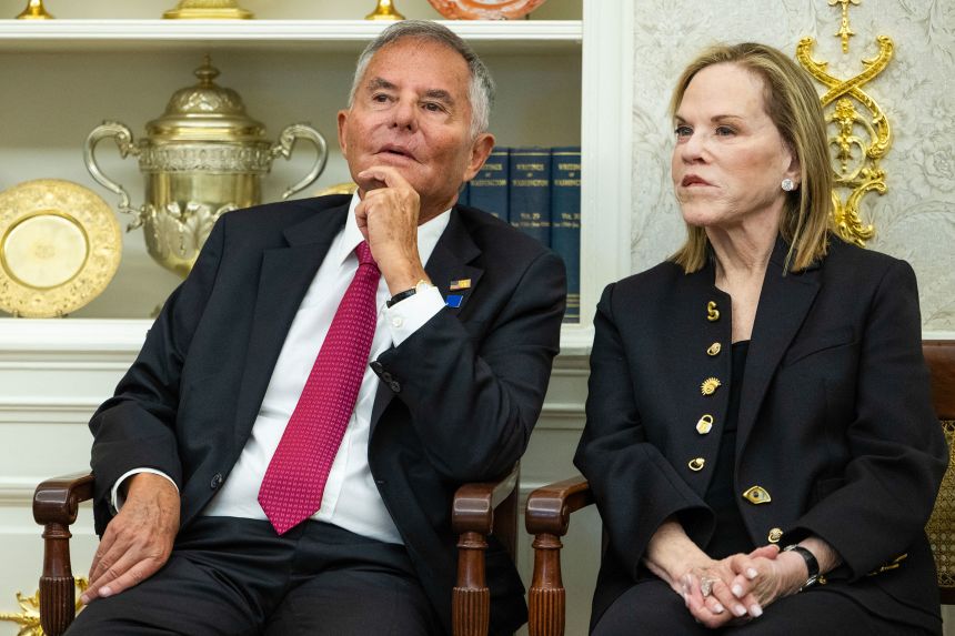 Isaac Perlmutter and his wife Laura in the Oval Office on October 15.