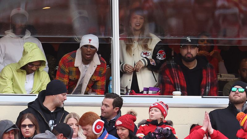 Taylor Swift’s Chiefs jacket has Swifties even happier with Travis Kelce