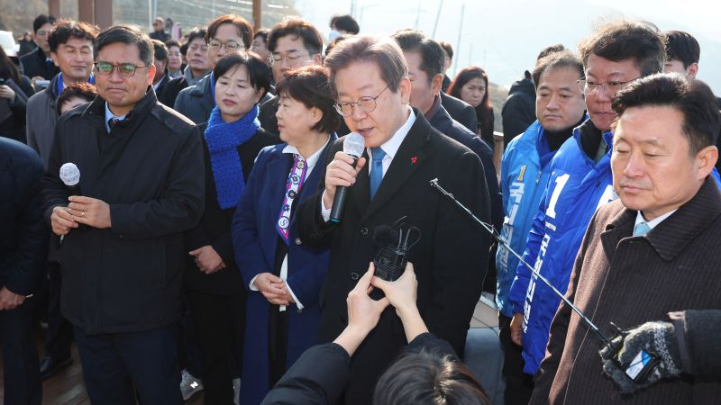 South Korean Opposition Party Leader Lee Jae-myung Stabbed in the Neck
