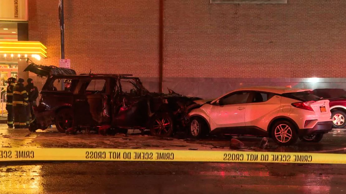 Dos personas murieron y otras cinco resultaron heridas cuando dos autos chocaron, se incendiaron y atropellaron a una multitud mientras salía un concierto de Nochevieja en el Kodak Center en Rochester, Nueva York, el 1 de enero.