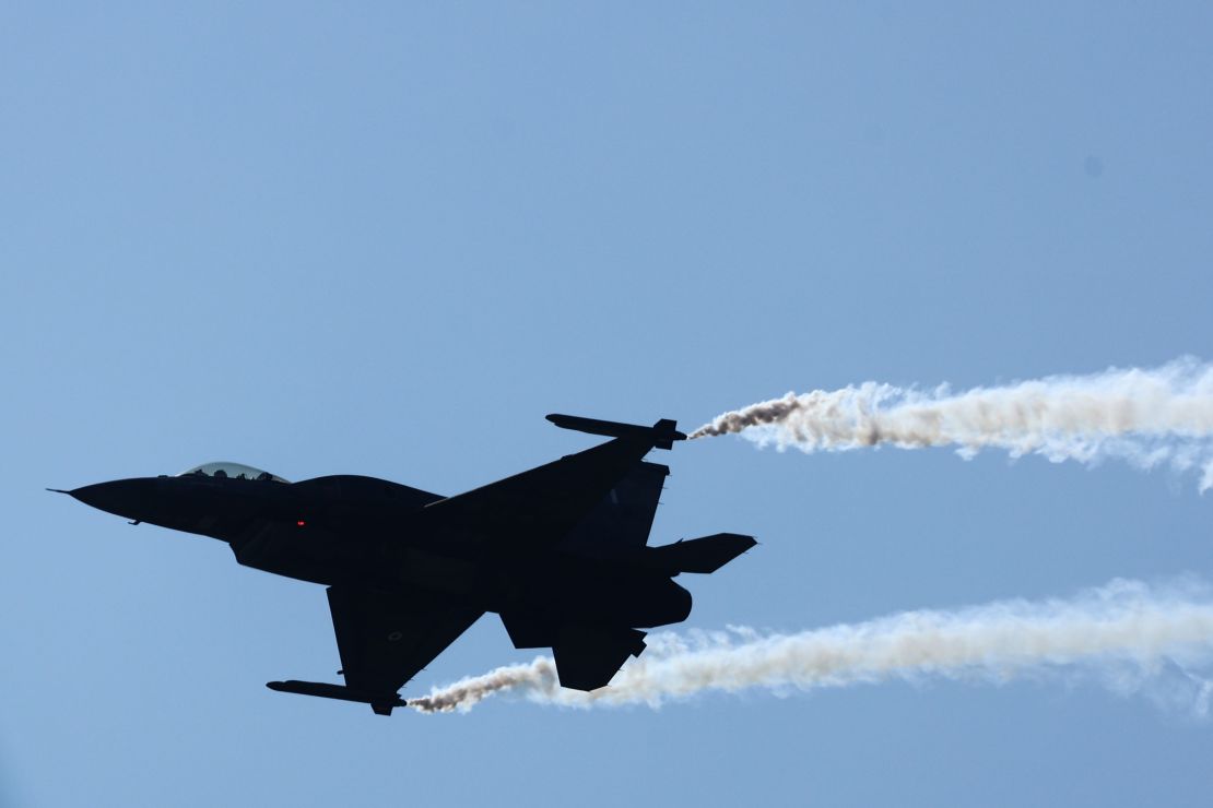 Un F-16 esegue uno spettacolo aereo a Radom, Polonia, il 26 agosto 2023.