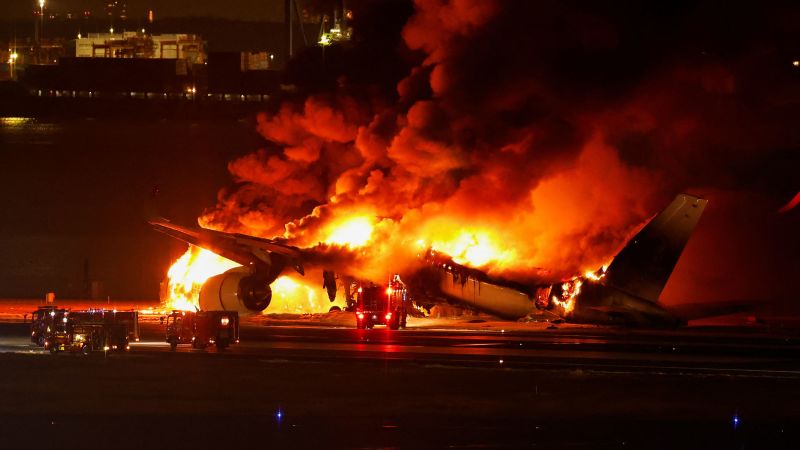 Um avião da Japan Airlines pegou fogo após colidir com um avião de socorro ao terremoto no Aeroporto Haneda de Tóquio