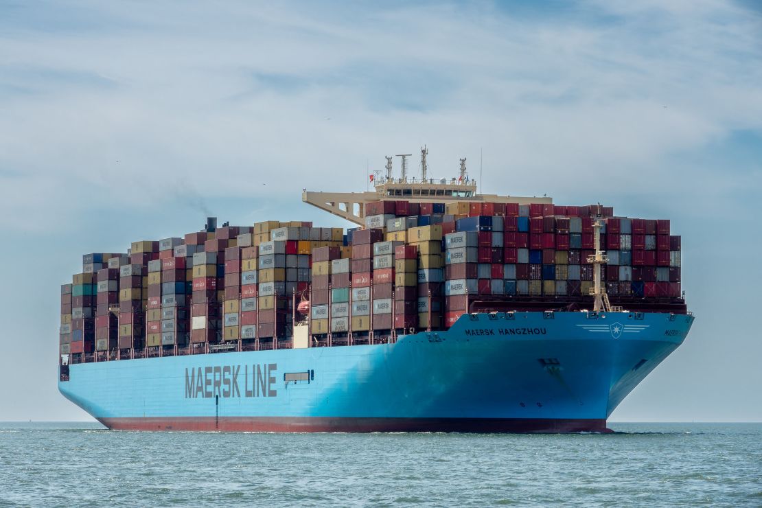 Naglalayag ang container vessel na Maersk Hangzhou sa Wielingen channel, Westerschelde, Netherlands Hulyo 15, 2018. Rene van Quekelberghe/Handout sa pamamagitan ng REUTERS ANG LARAWAN NA ITO AY NASUPPLY NG ISANG THIRD PARTY