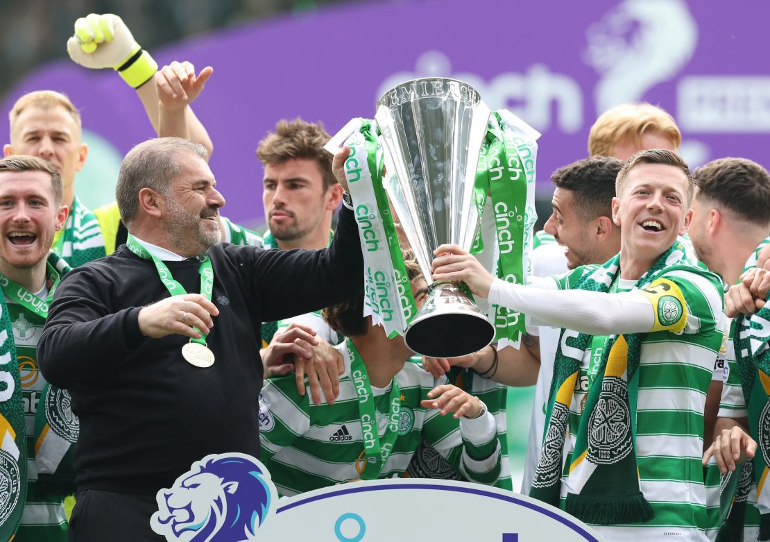 GLASGOW, SCOTLAND - MAY 14: Celtic manager Ange Postecoglou and Celtic captain Callum McGregor hold the Cinch Scottish Premier League trophy during the Cinch Scottish Premiership match between Celtic and Motherwell at Celtic Park on May 14, 2022 in Glasgow, Scotland. (Photo by Ian MacNicol/Getty Images)