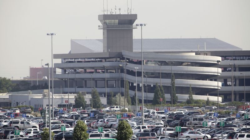 Un hombre murió después de meterse dentro de un motor de avión en el aeropuerto de Salt Lake City