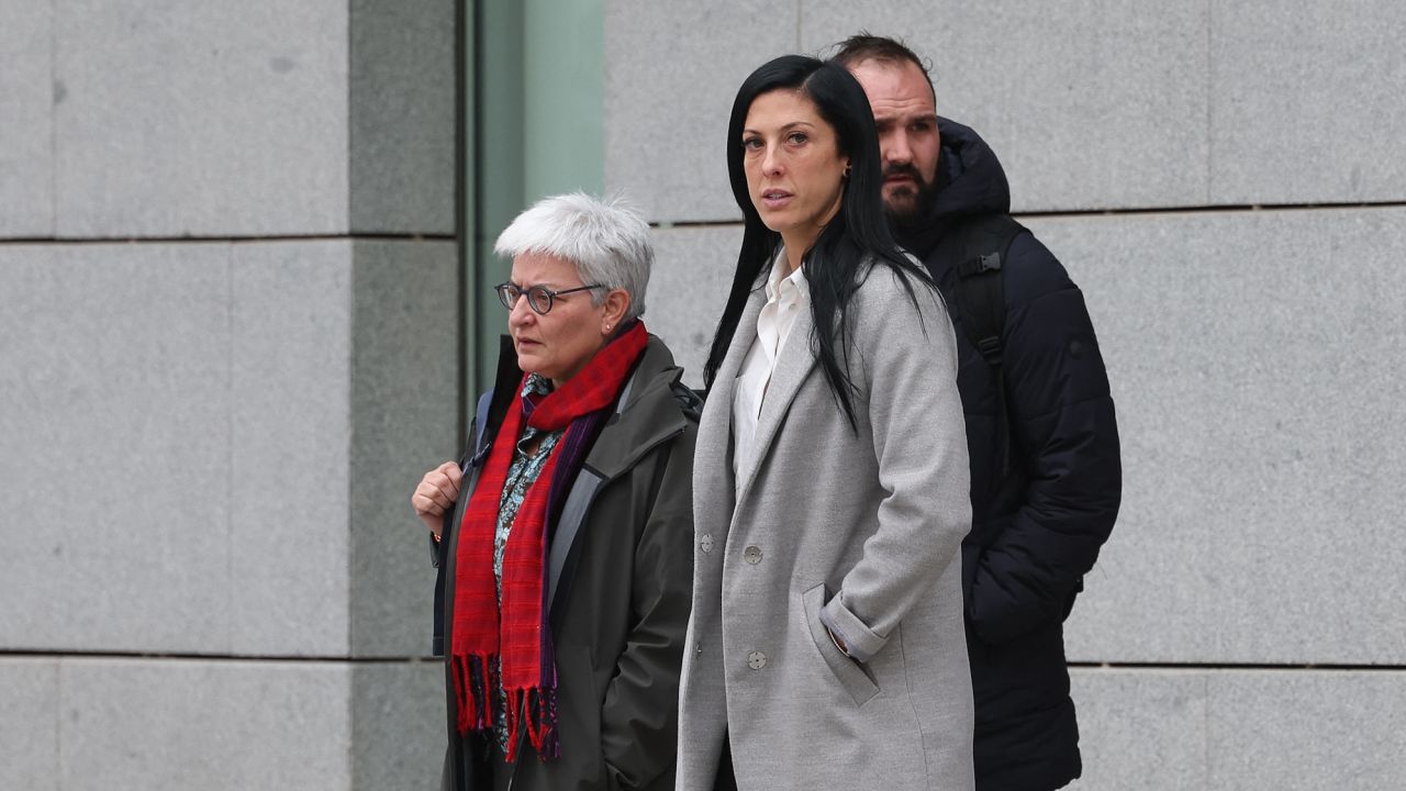 Spain's player Jennifer Hermoso (C) leaves after an audience at the Audiencia Nacional court in Madrid on January 2, 2024. Spanish World Cup winning star Jenni Hermoso was testifying before a judge today about disgraced former Spanish football chief Luis Rubiales kissing her at the Women's World Cup trophy ceremony. (Photo by Pierre-Philippe MARCOU / AFP)