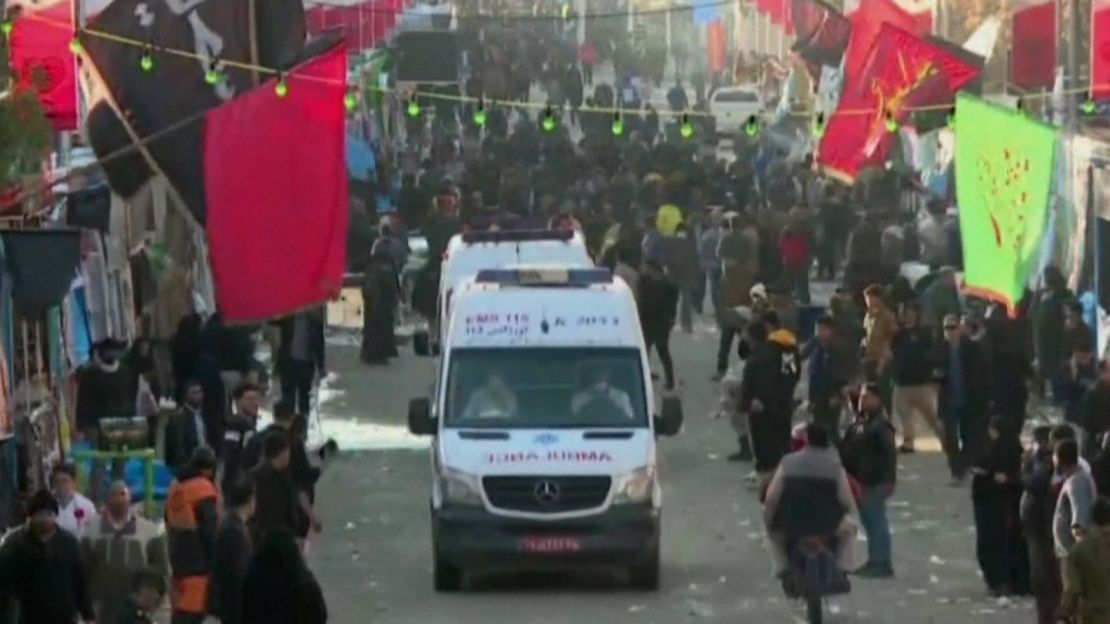 3 جنوری کو جنوبی ایران میں ایرانی جنرل قاسم سلیمانی کی قبر کے قریب ہونے والے دھماکے کے مقام سے ایمبولینسیں روانہ ہو رہی ہیں۔