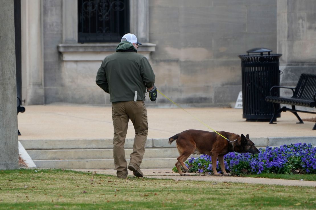 Một con chó đánh hơi có sắc lệnh tuần tra trong khuôn viên Tòa nhà Quốc hội Bang Mississippi khi Cảnh sát Điện Capitol ứng phó với mối đe dọa đánh bom tại tòa nhà bang ở Jackson, Miss., sáng Thứ Tư, ngày 3 tháng 1 năm 2024. Tòa nhà trống rỗng và khuôn viên không có xe cộ khi các sĩ quan điều tra .  (Ảnh AP/Rogelio V. Solis)