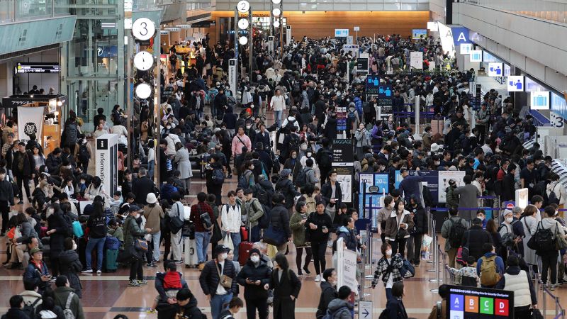 Повече от 100 полета бяха отменени след катастрофа на летище Ханеда в Токио