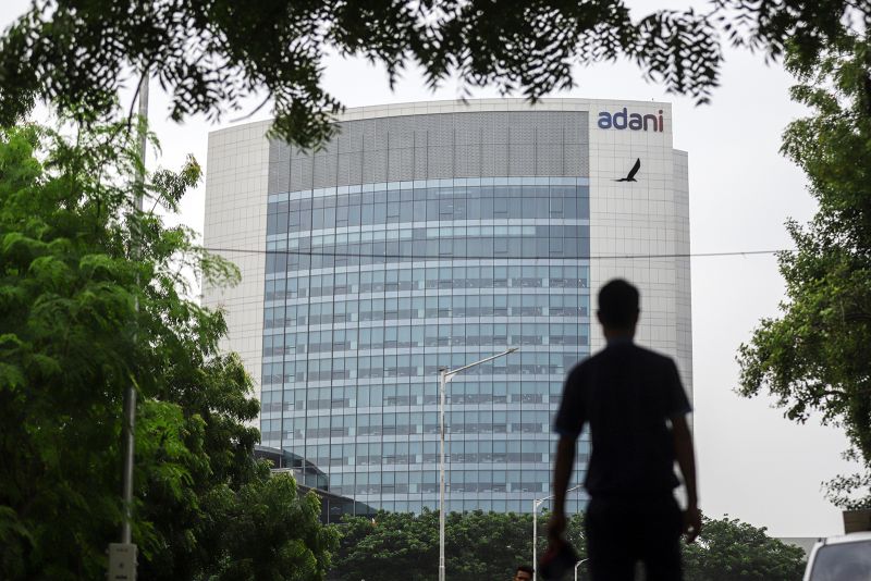 Het Hooggerechtshof van India dringt er bij toezichthouders op aan het onderzoek naar miljardair Gautam Adani af te ronden