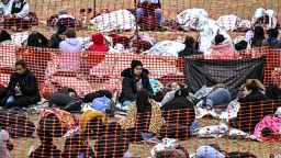 Les immigrants attendent d'être traités dans un centre de transit de la US Border Patrol après avoir traversé la frontière mexicaine à Eagle Pass, au Texas, le 22 décembre 2023. Le gouverneur républicain du Texas, Greg Abbott, a signé le 18 décembre 2023 un projet de loi qui permettrait à la police d'État de arrêter et expulser les migrants qui entrent illégalement aux États-Unis depuis le Mexique. (Photo de Chandan Khanna / AFP) (Photo de CHANDAN KHANNA/AFP via Getty Images)