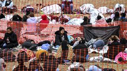 Les immigrants attendent d'être traités dans un centre de transit de la US Border Patrol après avoir traversé la frontière mexicaine à Eagle Pass, au Texas, le 22 décembre 2023. Le gouverneur républicain du Texas, Greg Abbott, a signé le 18 décembre 2023 un projet de loi qui permettrait à la police d'État de arrêter et expulser les migrants qui entrent illégalement aux États-Unis depuis le Mexique.  (Photo de Chandan Khanna / AFP) (Photo de CHANDAN KHANNA/AFP via Getty Images)