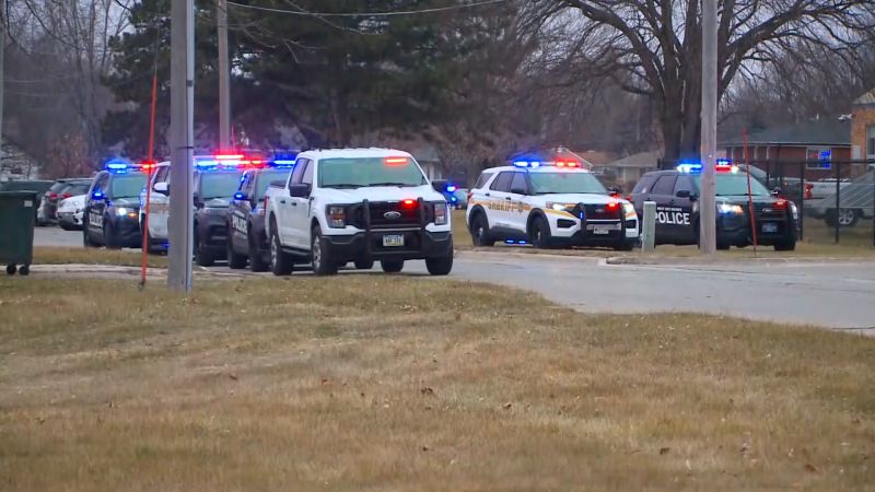 Полицията реагира на стрелба в гимназия в Айова, правителството на окръга казва