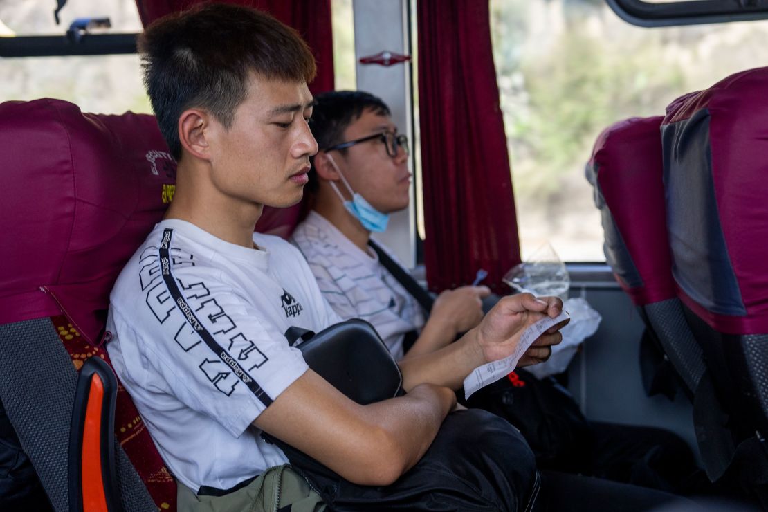 Zheng Shiqing takes a bus from Quito to Tulcan on Ecuador's Colombian border. Source: Evelio Contreras/ CNN