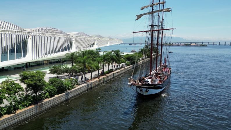 Oosterschelde reached Rio De Janeiro in November 2023, docking at the quayside by the "Museu do Amanhã" (Museum of Tomorrow). Five young conservationists, known as "Darwin Leaders," joined the ship while it was docked, to work on conservation initiatives. 