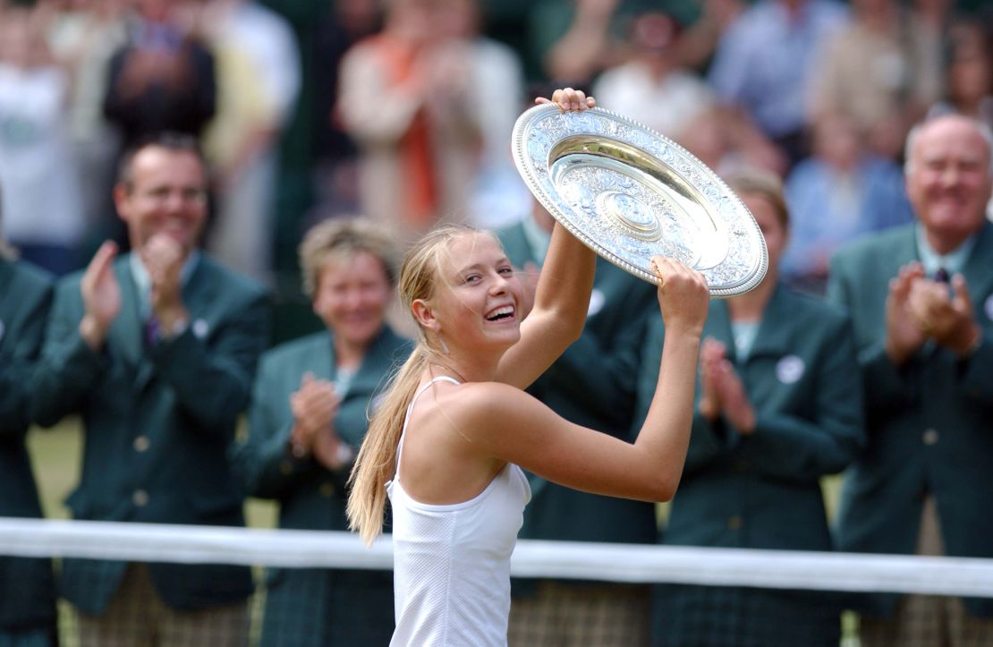 Maria Sharapova, russa siberiana de 17 anos que venceu o campeonato individual feminino em Wimbledon 2004. (Foto de Jeff Overs/BBC News & Current Affairs via Getty Images)