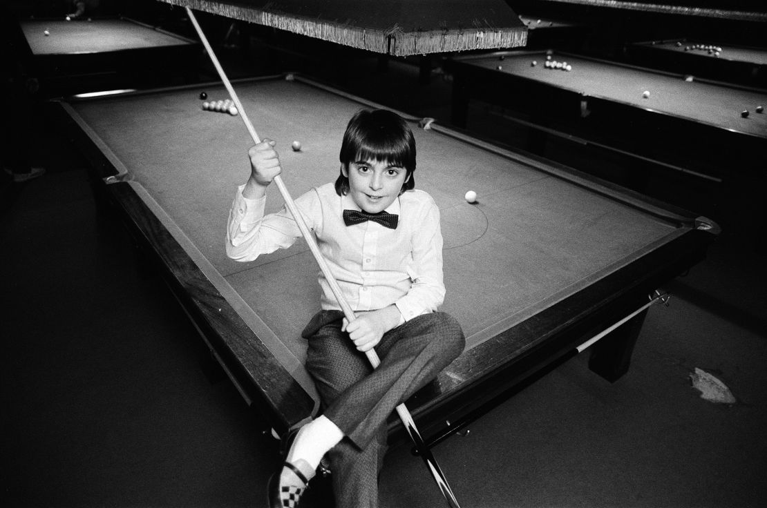 O estudante Ronnie O'Sullivan, de dez anos, já vence marmanjos em campeonatos de clubes.  Ele é retratado no Brooksby's Snooker Club, Hackney.  30 de janeiro de 1986. (Foto de Philip Ide/Mirrorpix via Getty Images)