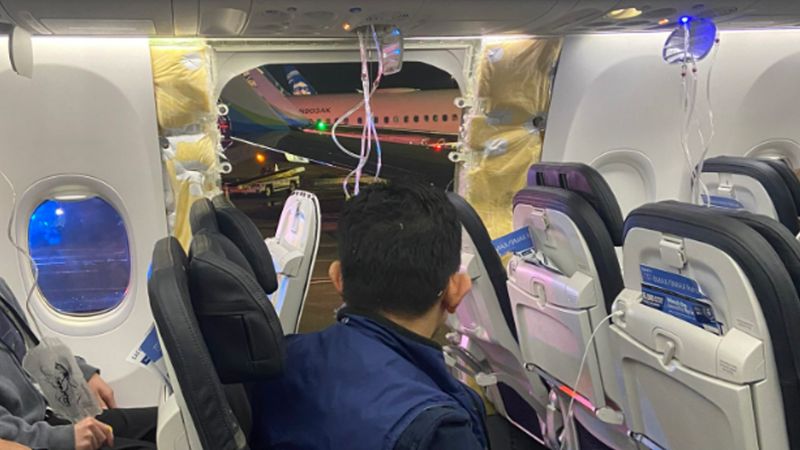 Ein Flugzeug der Alaska Airlines macht in Portland eine Notlandung, nachdem nach dem Start ein Fenster zerplatzt ist