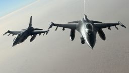 Los F-16 de la Fuerza Aérea de EE.UU. vuelan en esta foto de archivo de 2024. EE.UU. dijo este martes que aprobó la venta propuesta de 20 F-16 a Filipinas.
