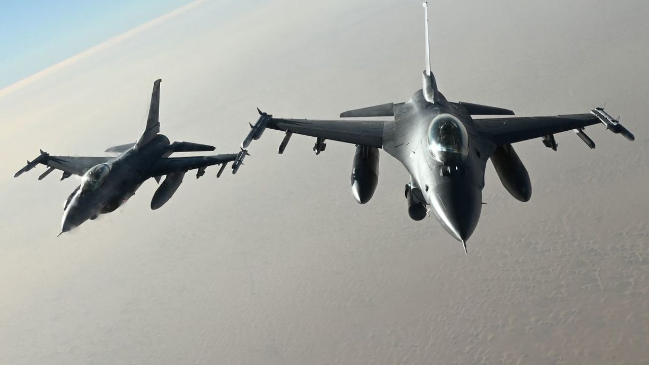 Los F-16 de la Fuerza Aérea de EE.UU. vuelan en esta foto de archivo de 2024. EE.UU. dijo este martes que aprobó la venta propuesta de 20 F-16 a Filipinas.