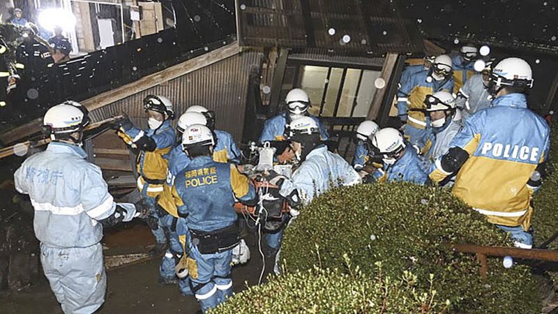 Eine Frau in den 90ern wurde 124 Stunden nach dem Erdbeben in Japan lebend aus den Trümmern geborgen