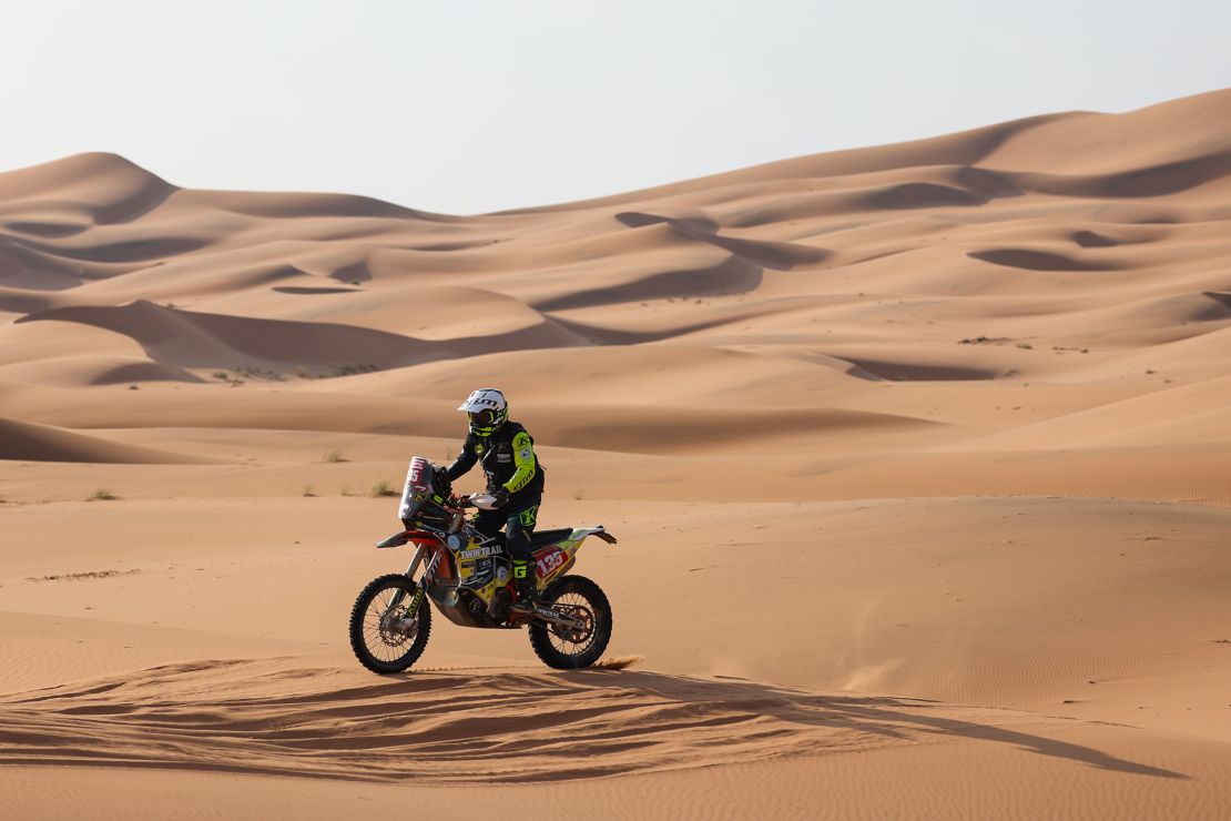 Crédito obligatorio: Foto de ANTONIN VINCENT/DPPI/Shutterstock (14289130co) 135 FALCON Carles (spa), Twintrail Racing Team, KTM, Moto, Originales de Motul, acción durante la etapa 2 del Dakar 2024 el 7 de enero de 2024 entre Al Henakiyah y Al Duwadimi, Arabia Saudita - Foto Antonin Vincent / DPPI DAKAR 2024 - ETAPA 2, - 07 Ene 2024